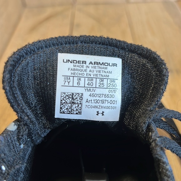 Youth Under Armour Black with White and Grey Splatter Shoes - Picture 7 of 7